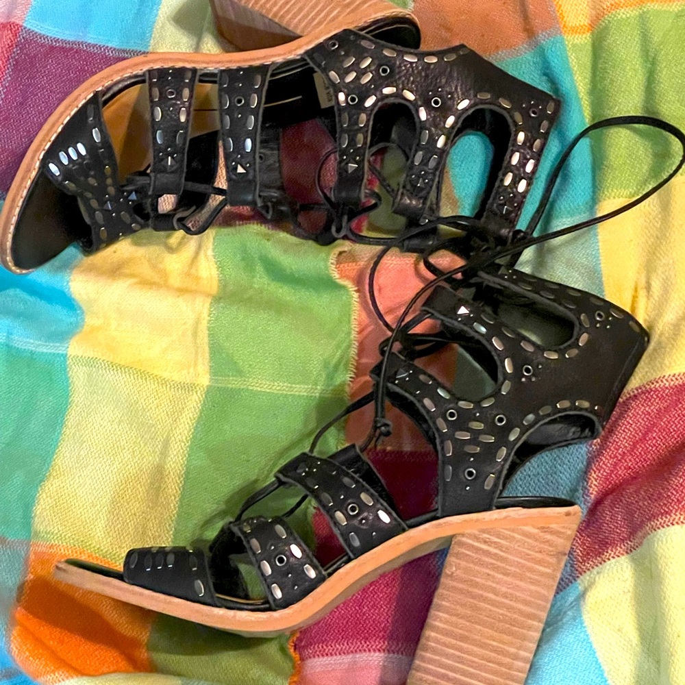 High heels boots open in the front